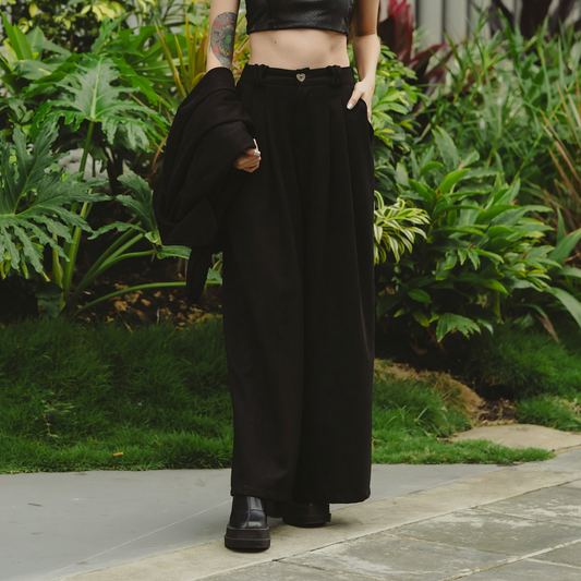 Pant Tintico Negro de talle alto y pierna amplia, vista frontal en exterior – Ale Ardila Studios