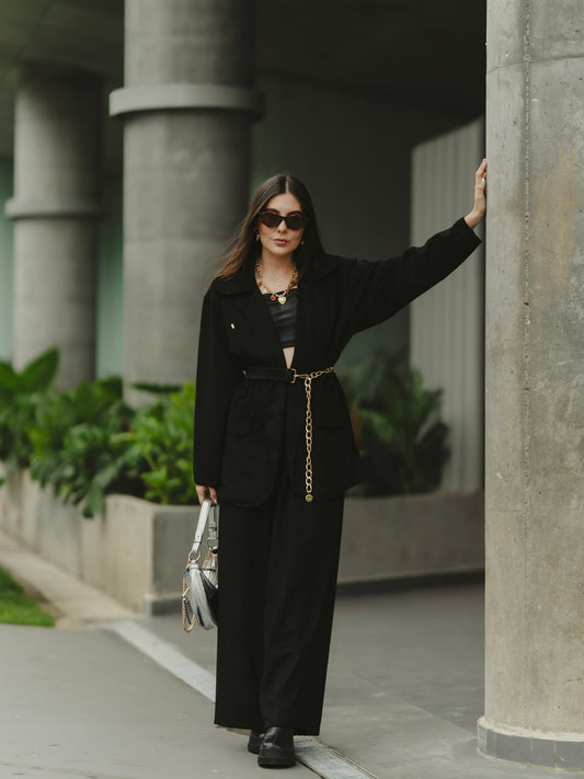 Sobretodo Tintico Negro con el pant a juego, look completo junto a columna – Ale Ardila Studios