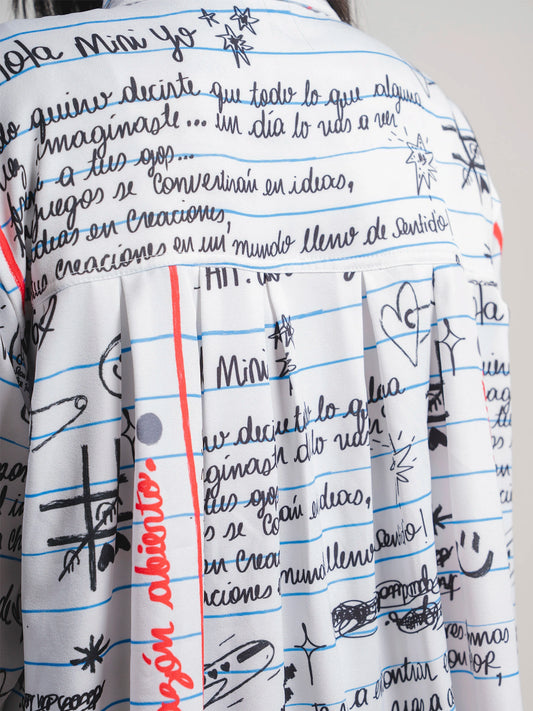 Detalle de pliegues posteriores Camisa Manifiesto - print de carta manuscrita sobre twill blanco