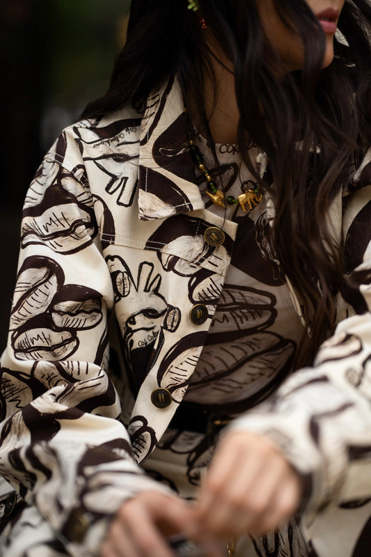 Chaqueta Denim Cafetera – detalle estampado granos de café