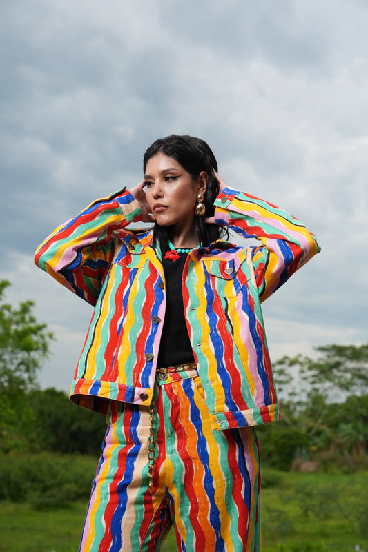 Chaqueta Denim El Río oversized con estampado de rayas multicolor, vista frontal – Ale Ardila Studios