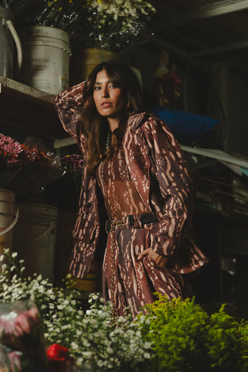 Blazer Tapir en micro pana estampada, vista frontal entre flores – Ale Ardila Studios