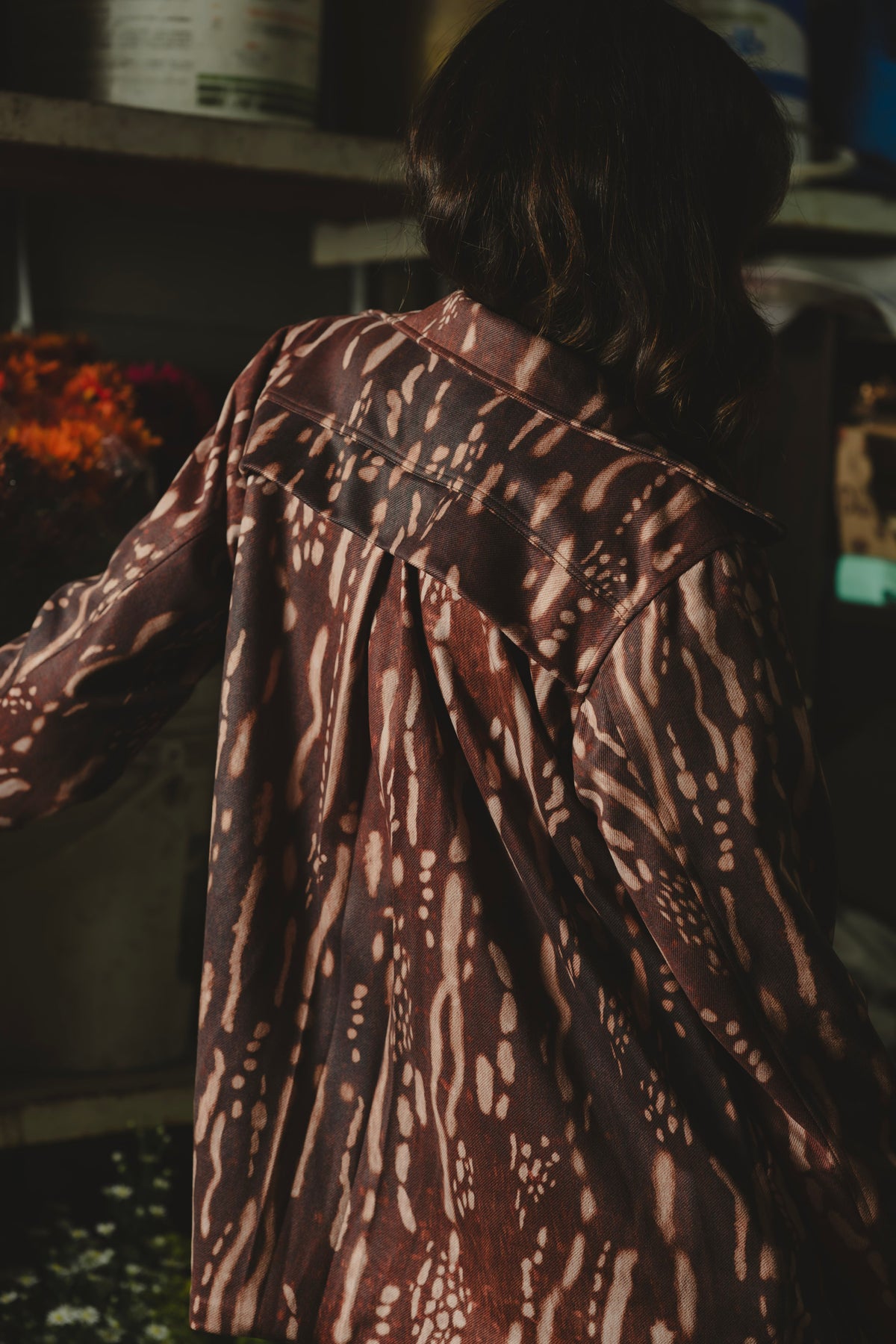 Vista de espalda del Blazer Tapir con pliegue posterior y estampado tapir – Ale Ardila Studios