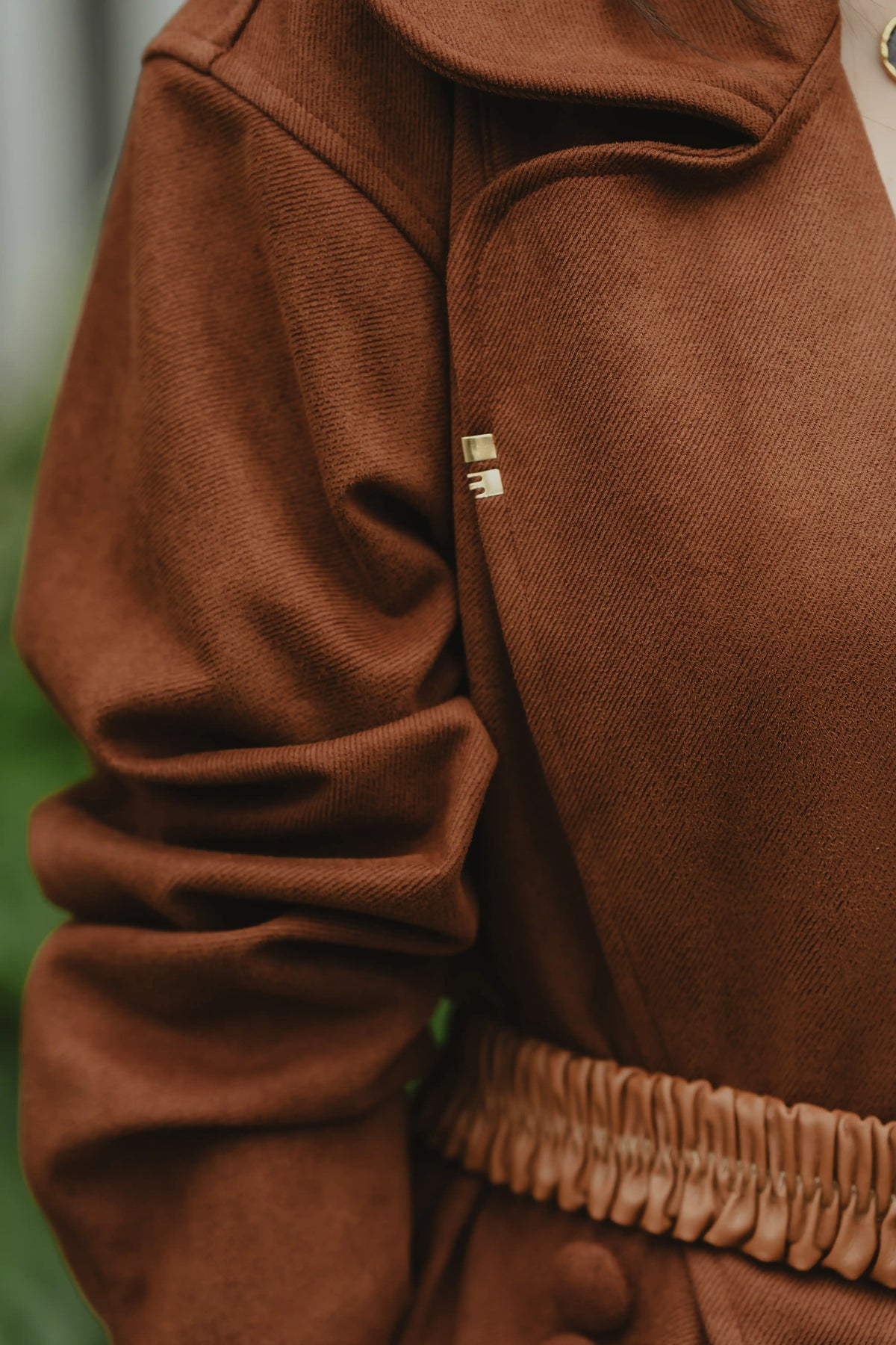 Detalle del puño con resorte del Sobretodo Tintico Mocca – Ale Ardila Studios