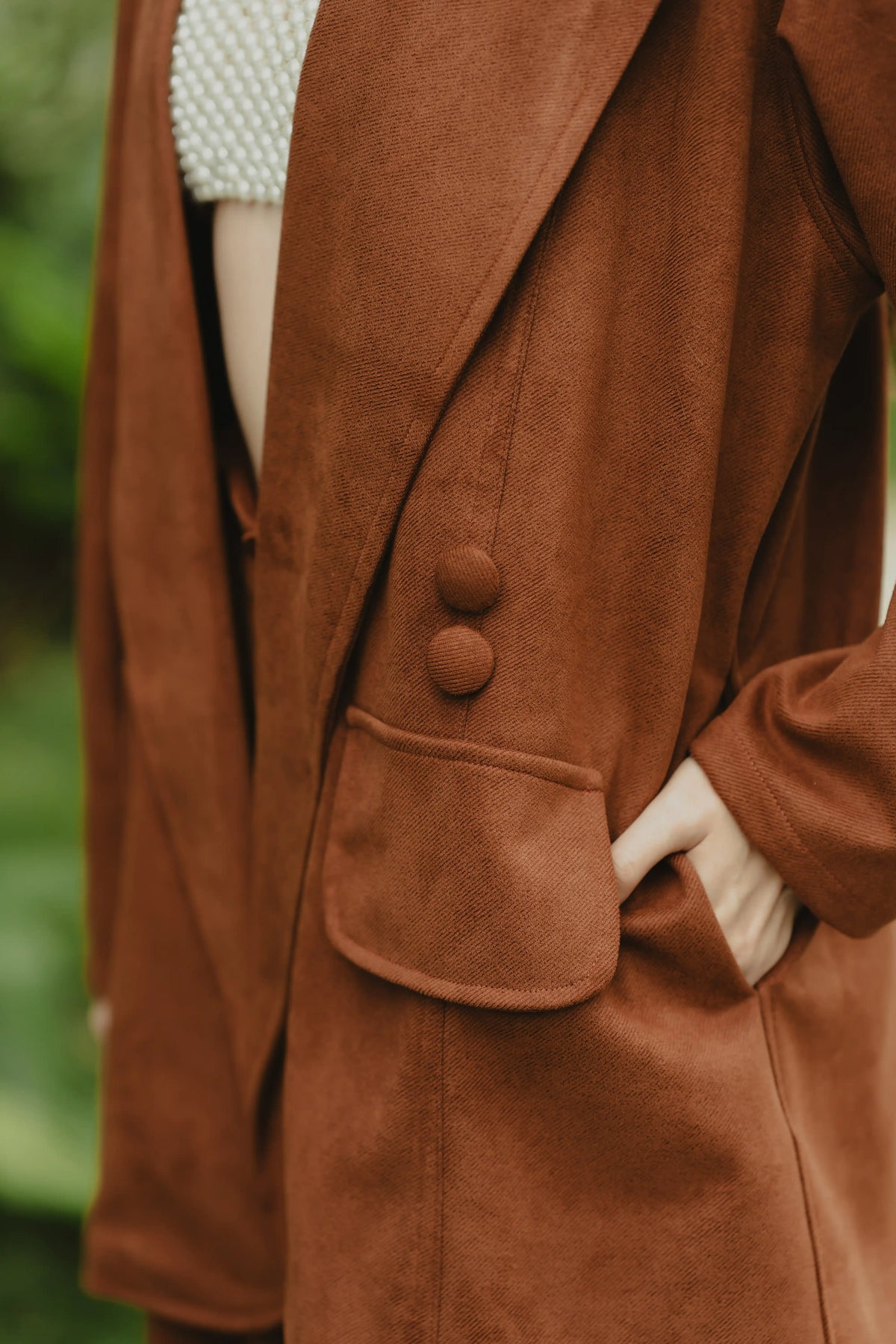 Detalle del bolsillo de parche con botón del Sobretodo Tintico Mocca – Ale Ardila Studios
