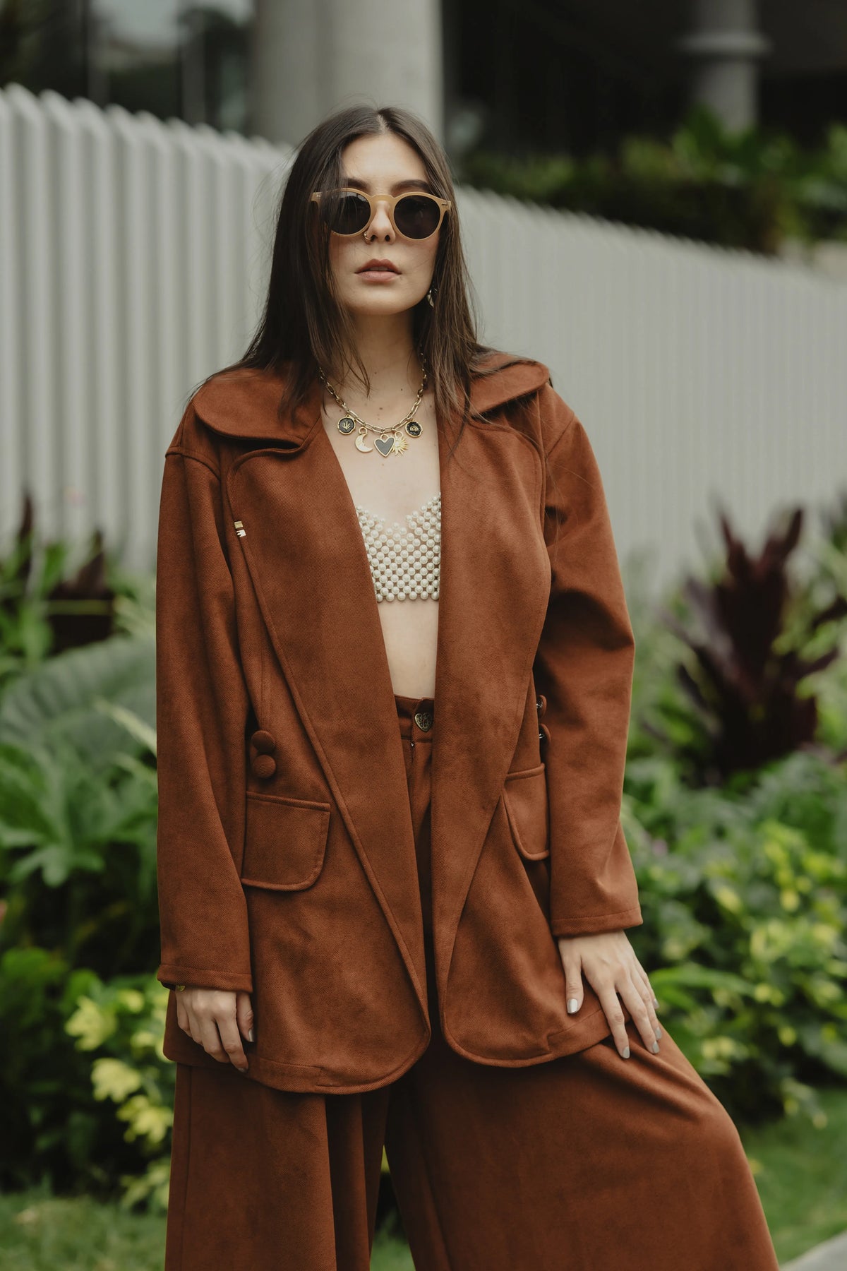 Sobretodo Tintico Mocca con el pant a juego, look completo en exterior – Ale Ardila Studios