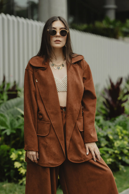 Sobretodo Tintico Mocca con el pant a juego, look completo en exterior – Ale Ardila Studios