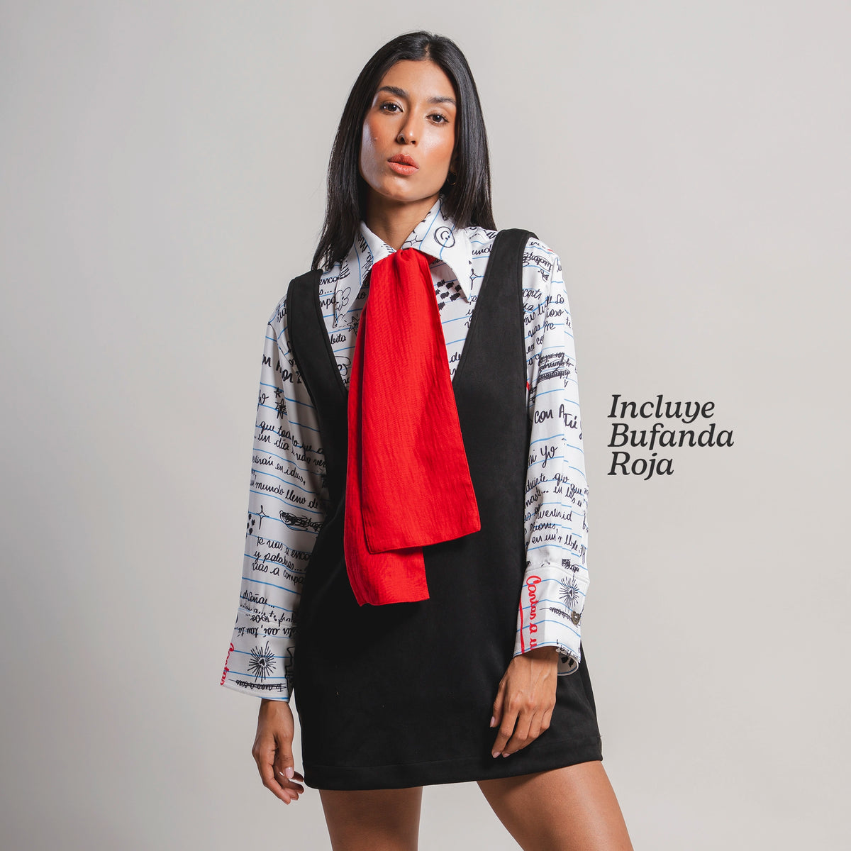 Camisa Manifiesto de frente con bufanda roja - silueta oversize sobre minivestido negro