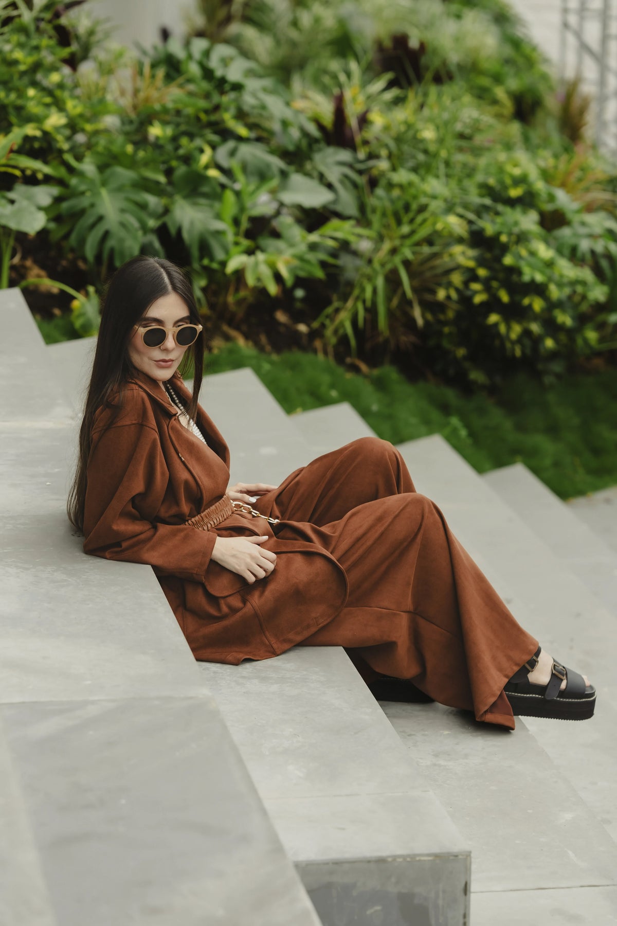 Conjunto Tintico Mocca completo, sentada en escaleras – Ale Ardila Studios