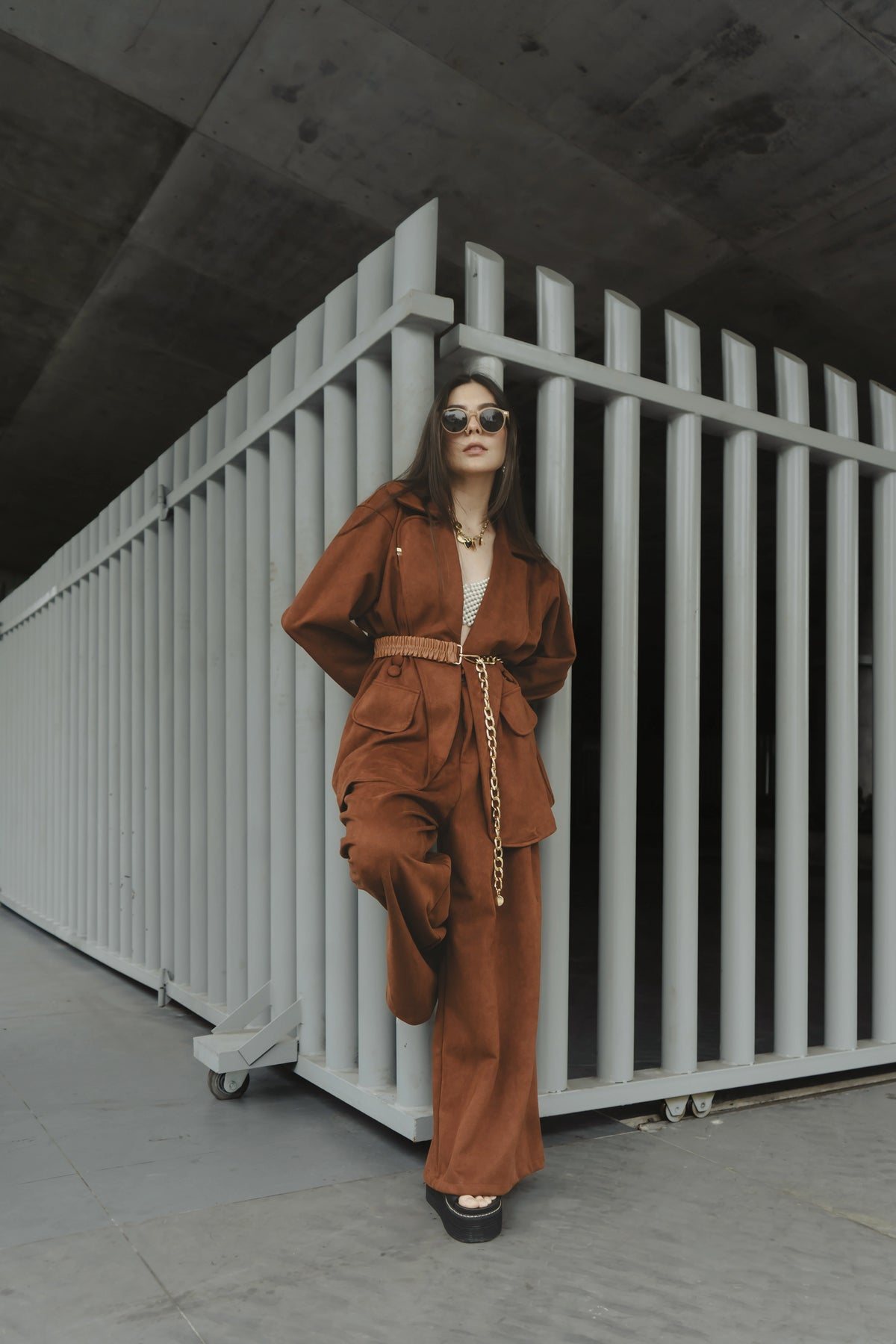 Sobretodo Tintico Mocca con cinturón, look completo en exterior – Ale Ardila Studios