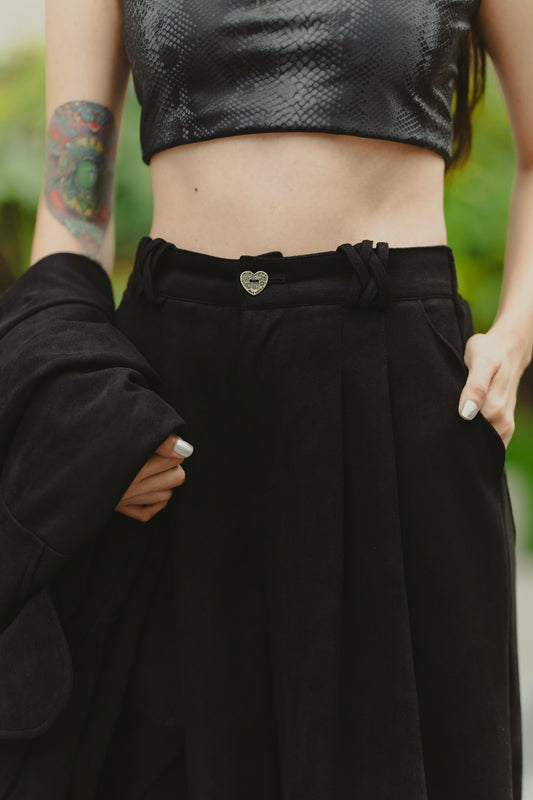 Detalle de la pretina con botón corazón del Pant Tintico Negro – Ale Ardila Studios