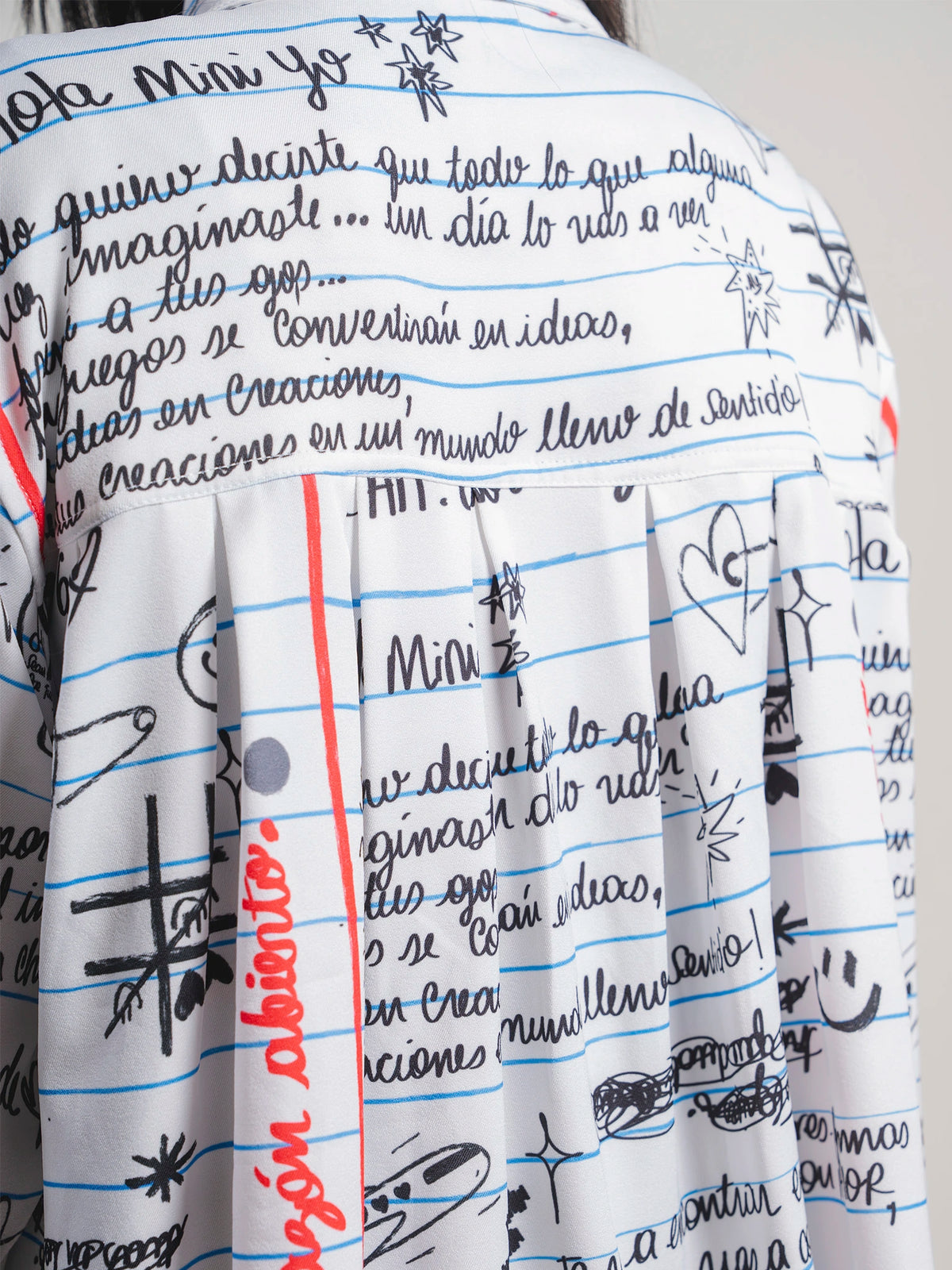 Detalle de pliegues posteriores Camisa Manifiesto - print de carta manuscrita sobre twill blanco