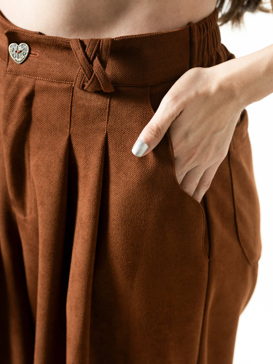 Detalle de la pretina con pinzas y botón corazón del Pant Tintico Mocca – Ale Ardila Studios