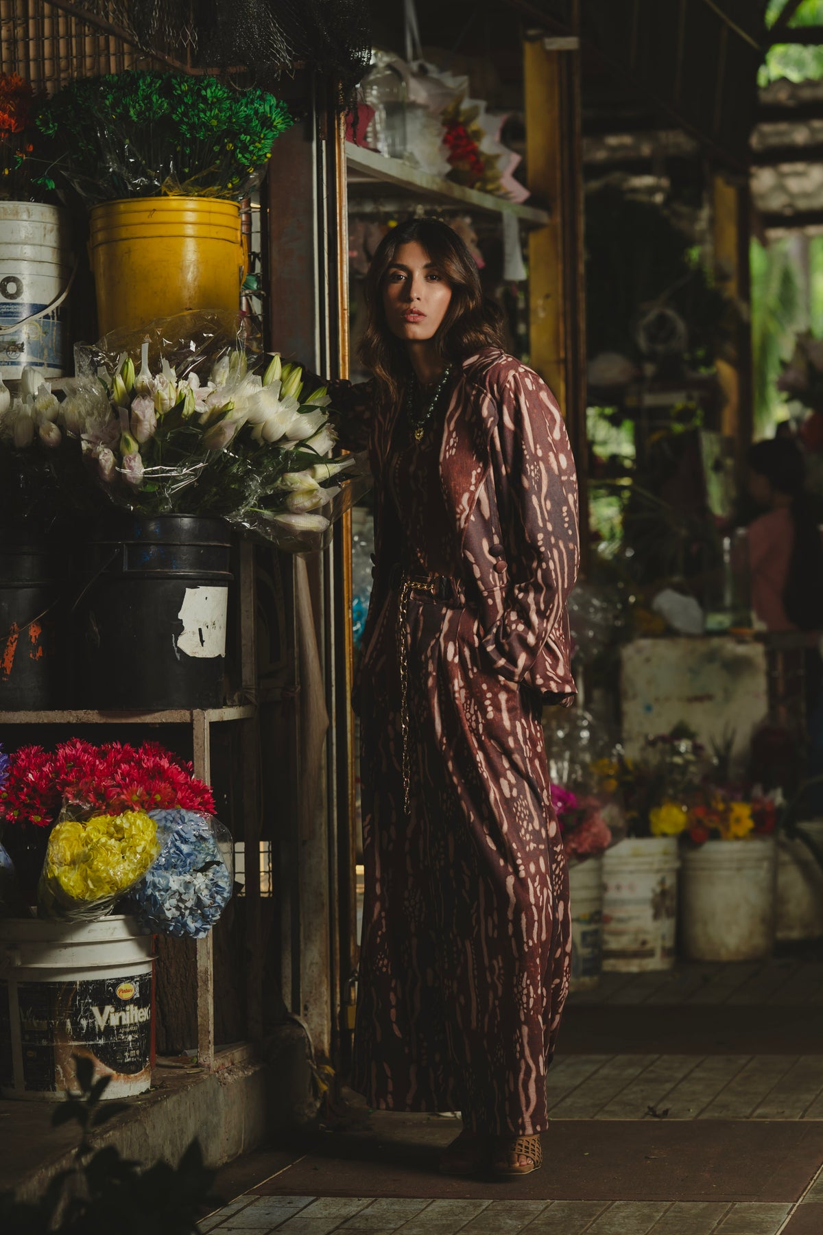 Blazer Tapir con estampado tapir, de pie en el mercado de flores – Ale Ardila Studios