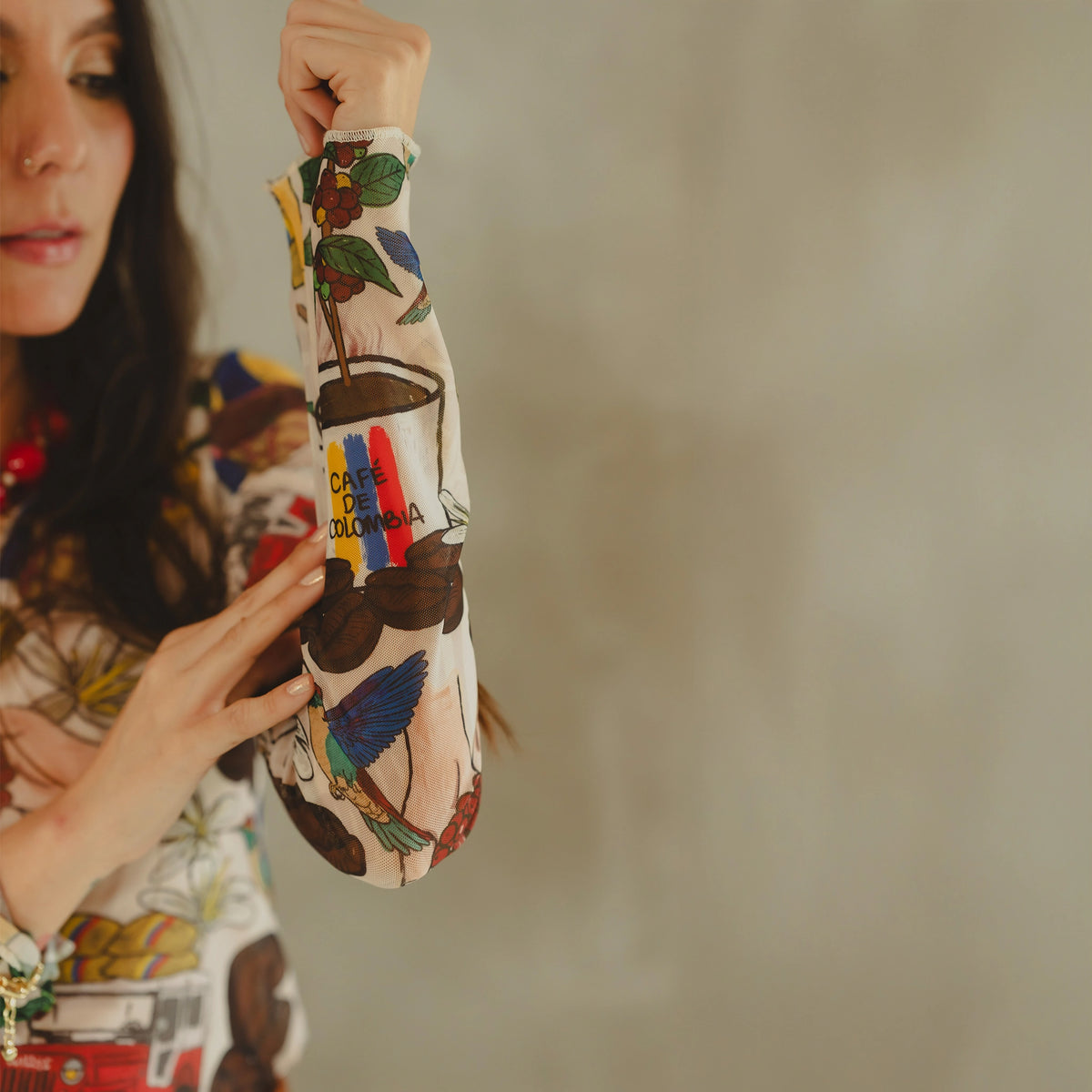 Detalle de la manga del Buso Mundo Café en malla con estampado cafetero – Ale Ardila Studios
