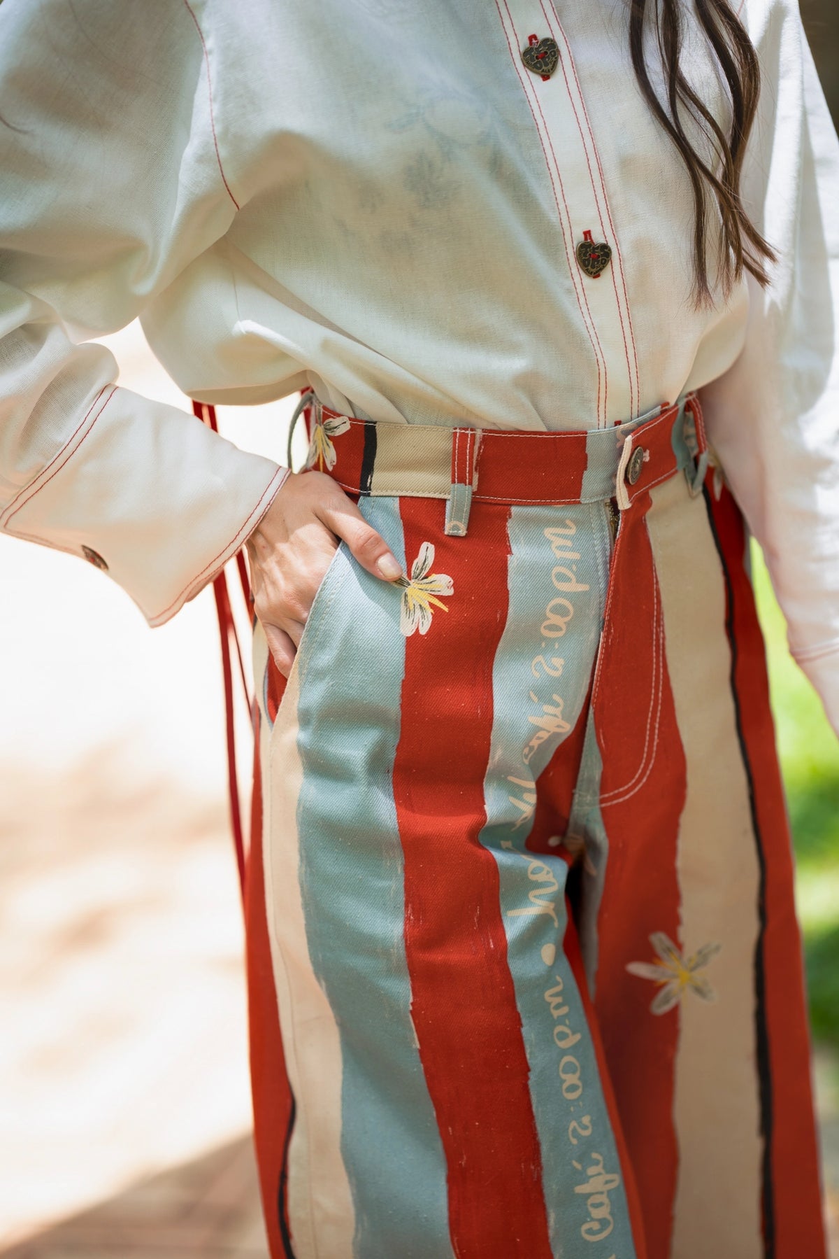 Pant Denim Ritual 2:00 PM – detalle rayas y flor del café