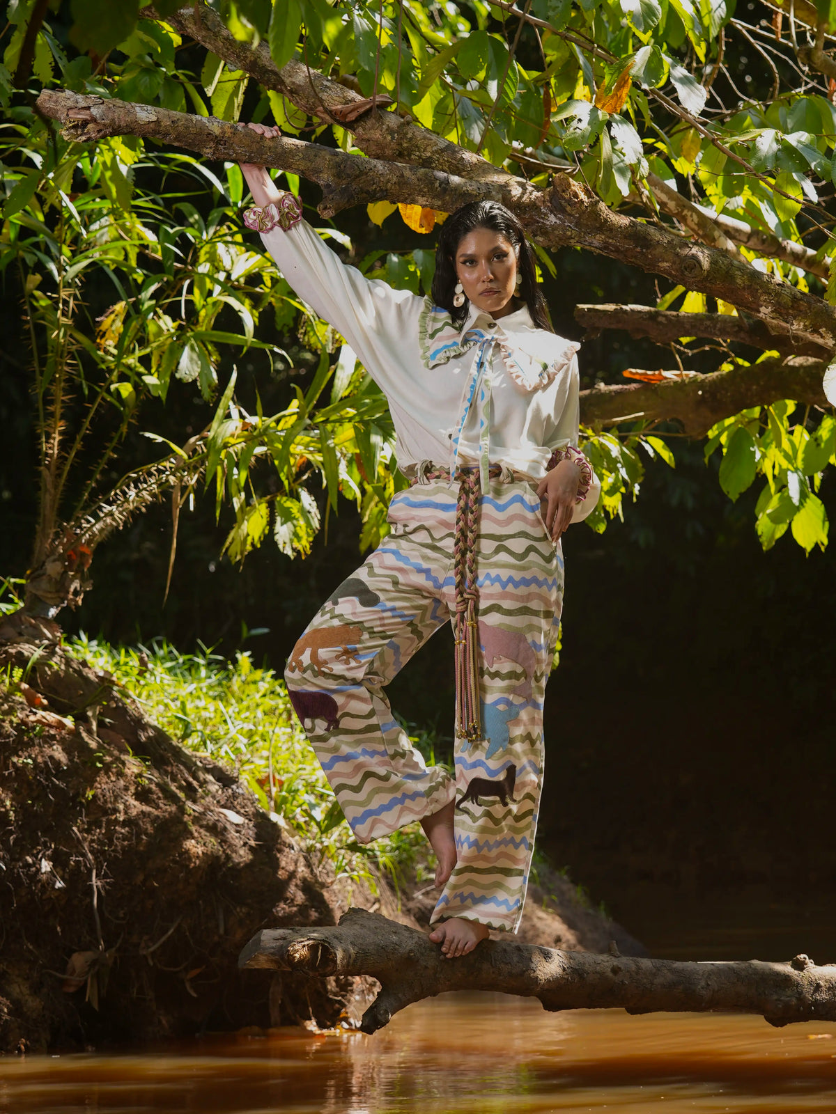 Pant Guardián del Río estilizado con blusa y cinturón trenzado, look completo en el río – Ale Ardila Studios