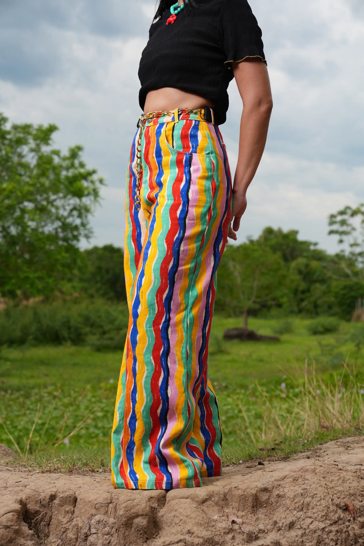 Pant Denim El Río de pierna amplia con estampado de rayas multicolor, vista lateral – Ale Ardila Studios