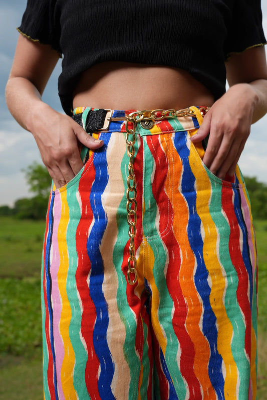 Detalle del talle alto con cadena dorada y bolsillos frontales del Pant Denim El Río – Ale Ardila Studios