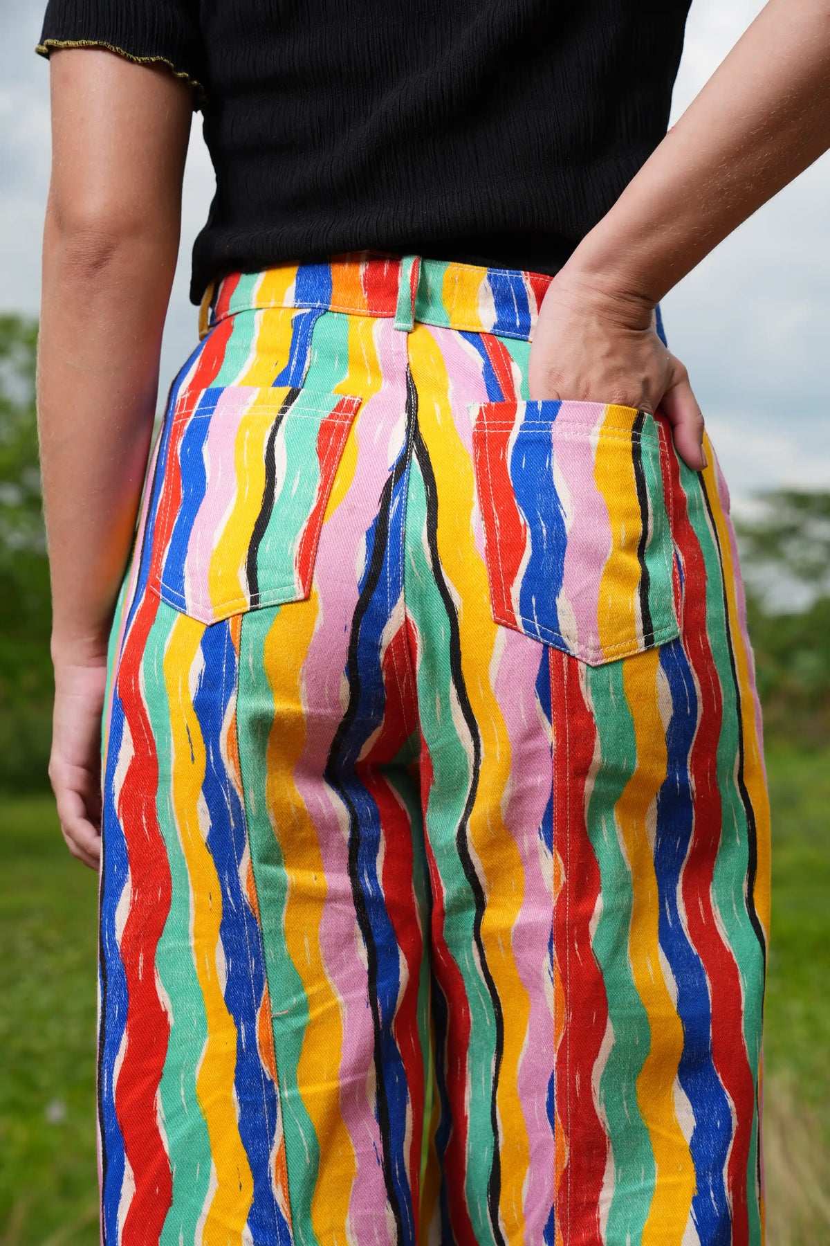 Detalle de los bolsillos traseros y el estampado de rayas del Pant Denim El Río – Ale Ardila Studios