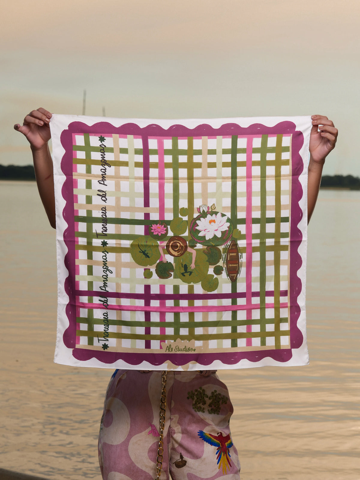 Pañoleta Victoria de seda 70x70 desplegada con estampado de cuadros y nenúfares – Ale Ardila Studios