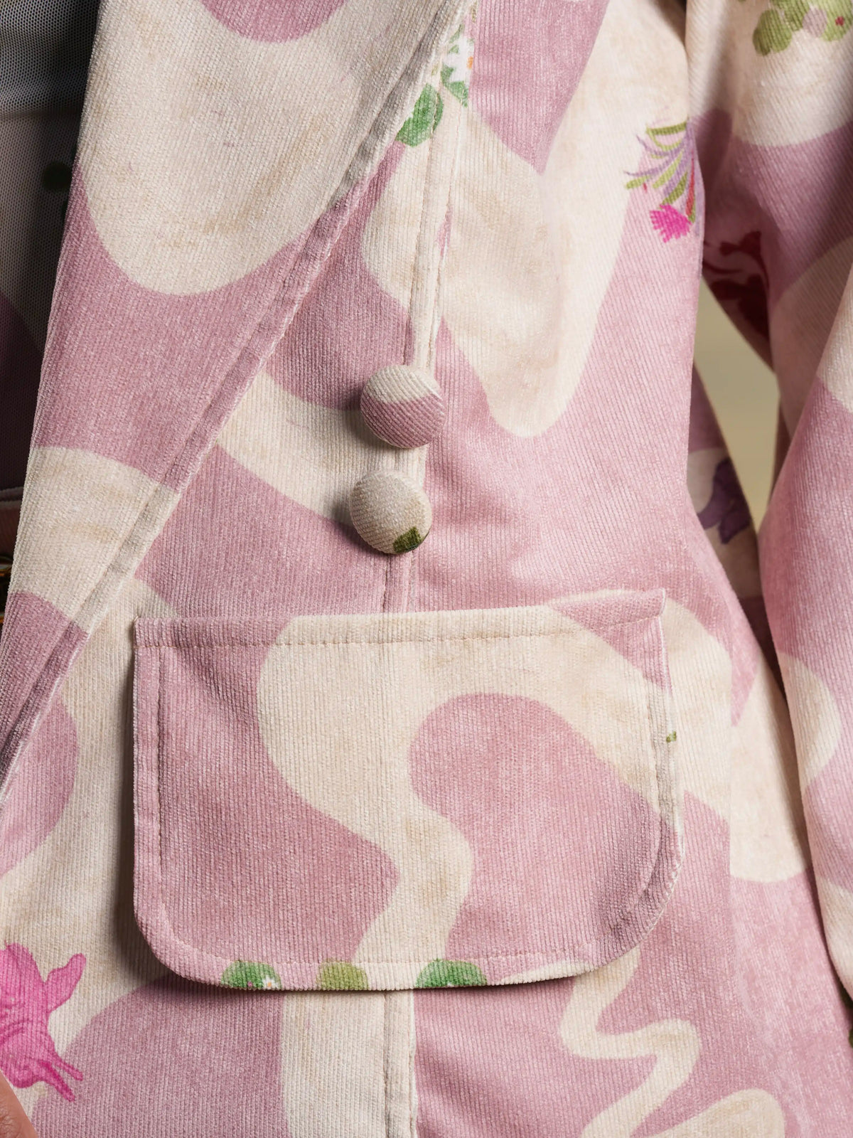 Detalle de los botones forrados y el bolsillo de parche del Blazer Cielo Amazónico – Ale Ardila Studios