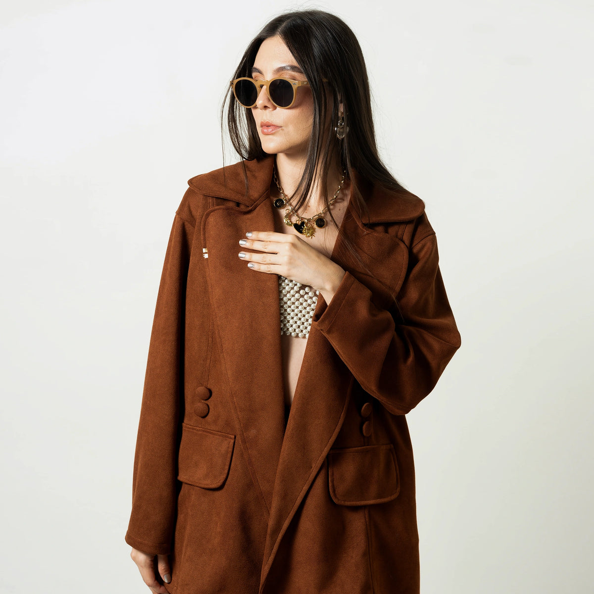 Sobretodo Tintico Mocca oversize con solapas, vista frontal – Ale Ardila Studios