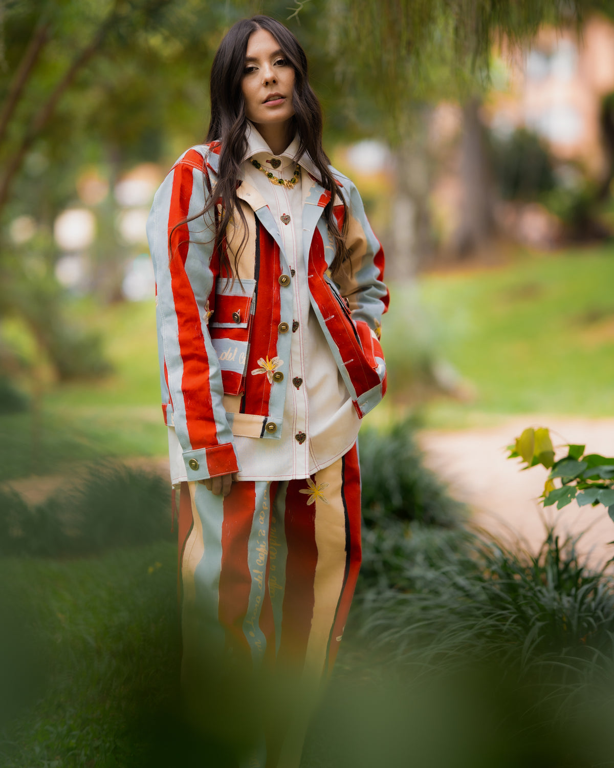 Chaqueta Denim Ritual 2:00 PM a rayas rojo y celeste, look completo en jardín – Ale Ardila Studios