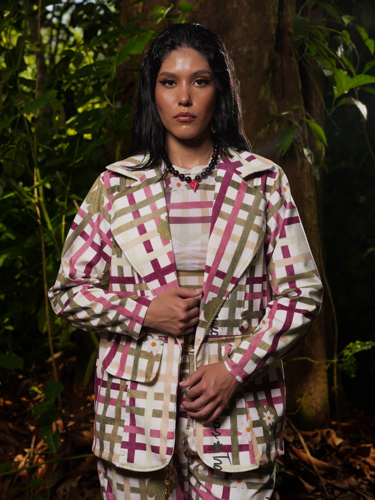 Blazer Victoria oversized en micro pana con estampado de cuadros y margaritas, vista frontal – Ale Ardila Studios