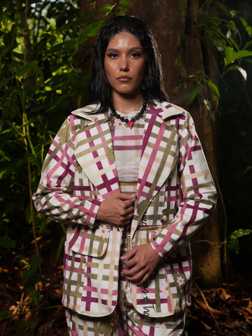 Blazer Victoria oversized en micro pana con estampado de cuadros y margaritas, vista frontal – Ale Ardila Studios